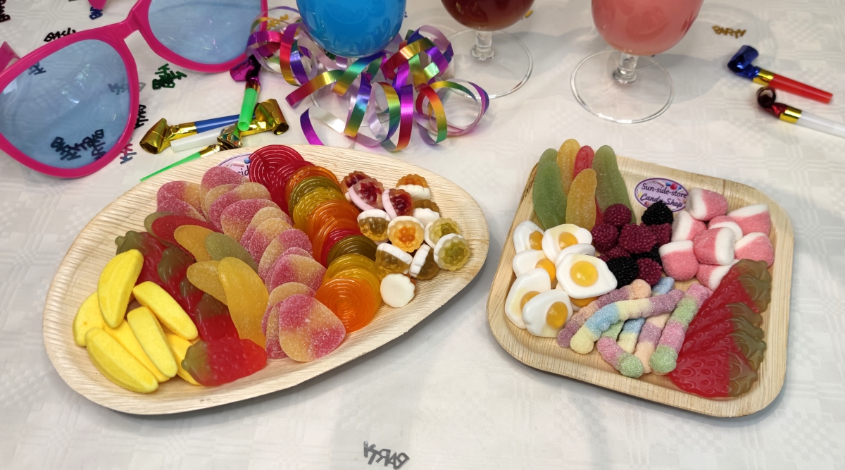Der Hingucker für ihre nächste Party! In 3 verschiedenen Größen mit jeweils 4 Geschmacksvarianten sind unsere Süßigkeitenplatten erhältich Der Hingucker für ihre nächste Party! In 3 verschiedenen Größen mit jeweils 4 Geschmacksvarianten sind unsere Süßigkeitenplatten erhältich